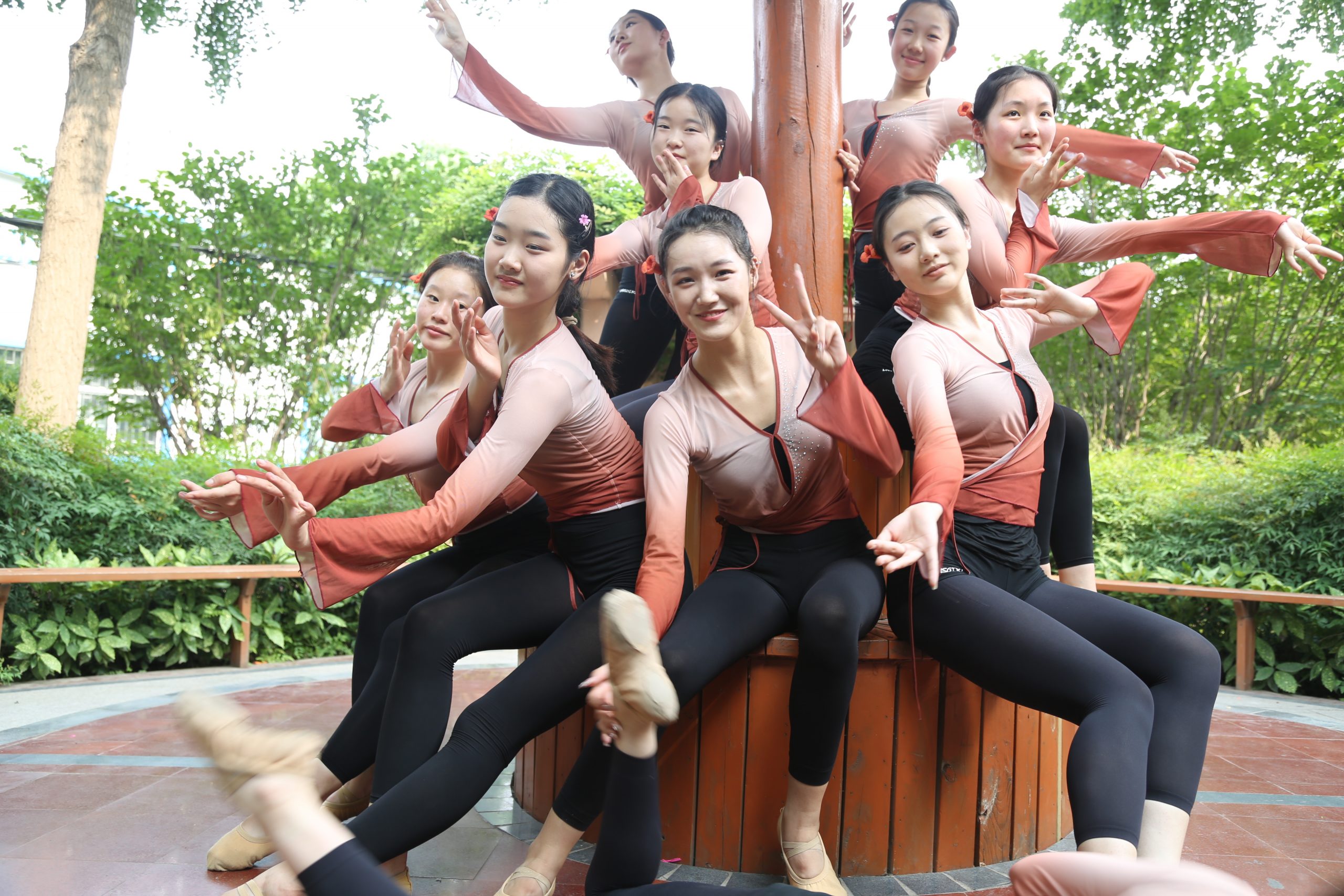舞蹈表演专业的同学们在校园拍照留念 (http://www.xifumi.com/) 校内新闻 第2张
